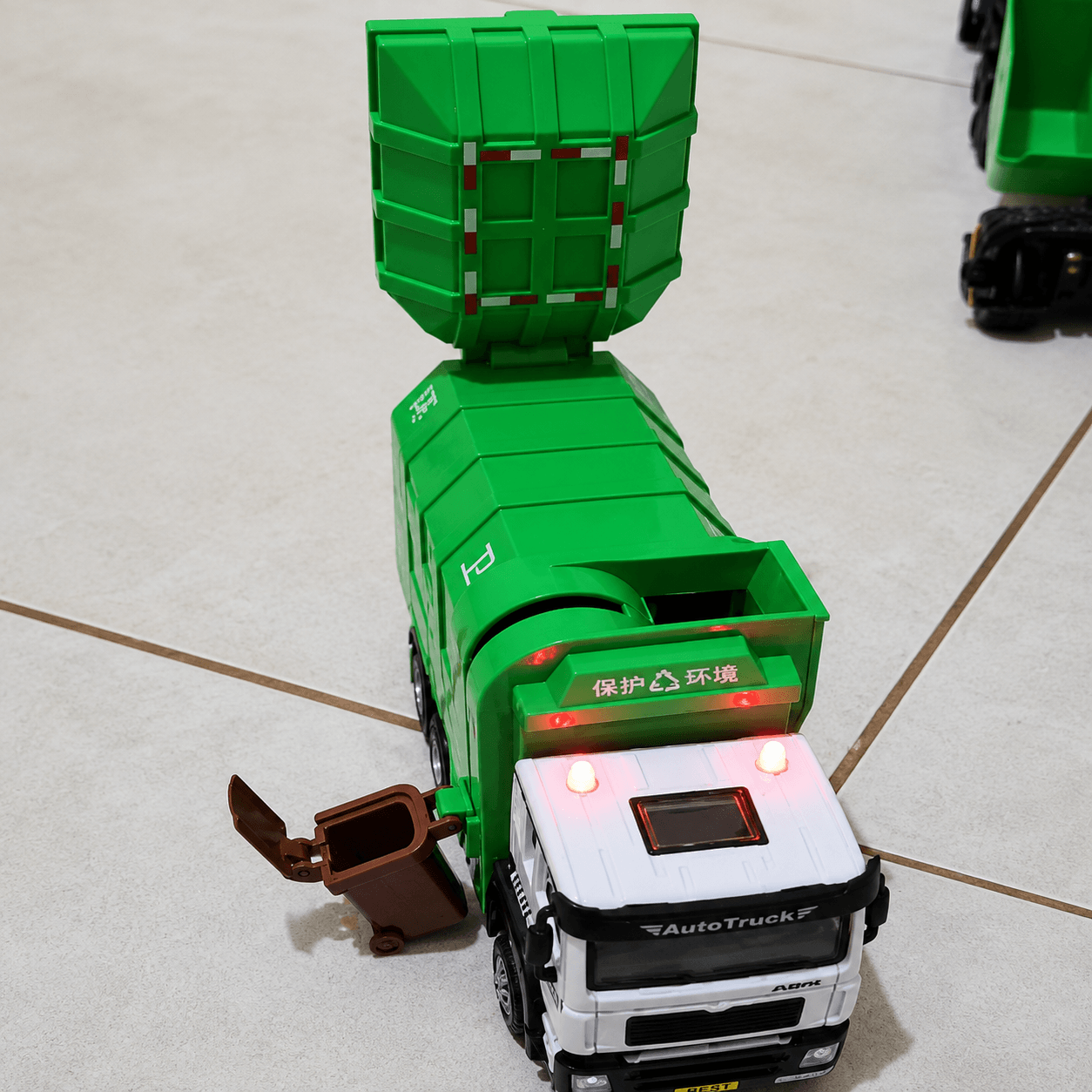 Brinquedo de Caminhão de Lixo 9